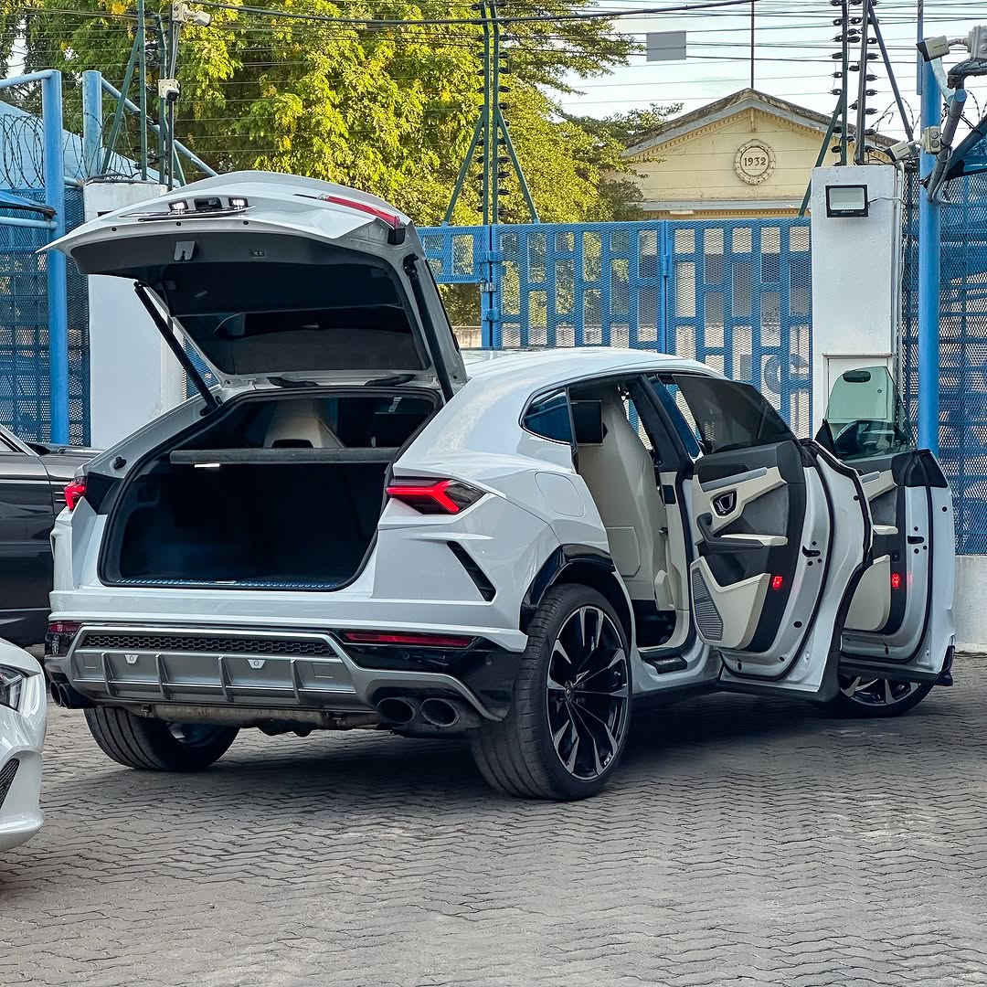 
								Lamborghini Urus VIP Edition full									